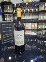 Bouteille de Vin Rouge Sur une table de bureau à Douala